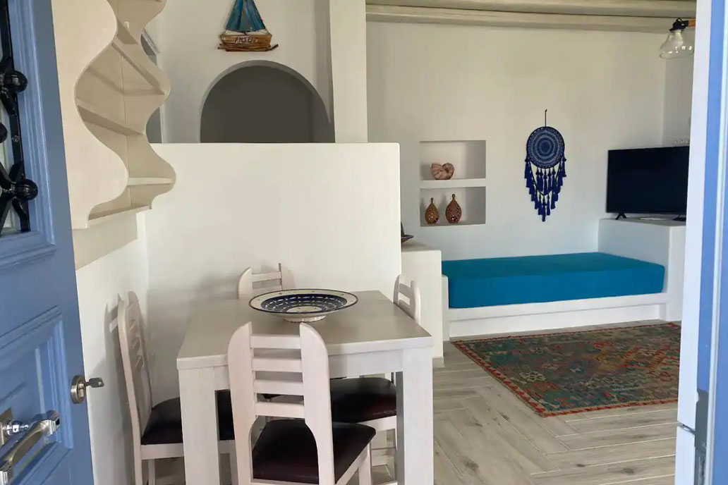 Moniasma Φολέγανδρος, Διαμονή στο Αμπέλι
