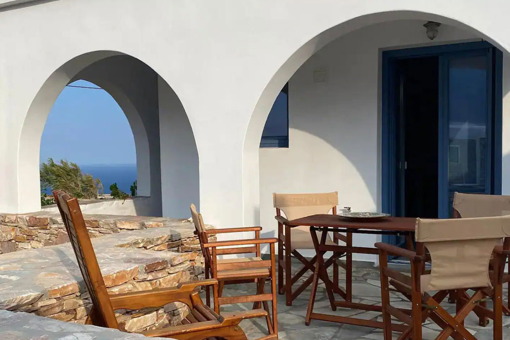 Moniasma Φολέγανδρος, Διαμονή στο Αμπέλι